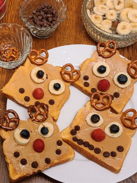 To create the reindeer toast (shown on the left above), just spread peanut butter across Martin’s toast and add bananas and blueberries for the eyes. Then, place a raspberry in the middle as a nose, pretzels for antlers, and chocolate chips for the smile. Christmas Snack Ideas, Kids Lunch Box Meals, Peanut Butter Toast, Potato Rolls, Halloween Breakfast, Christmas Morning Breakfast, Food Art For Kids, Potato Roll, Christmas Lunch