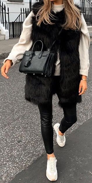 Faux Fur Gilet Outfit, Black Fur Vest Outfit, Gilet Outfit Women, Faux Fur Vests Outfits, Outfit Nero, Gilet Outfit, Fur Vest Outfits, Outfits Leggins, Waistcoat Outfit