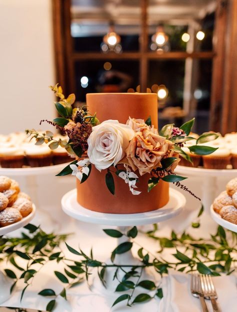 1 Tier Wedding Cake Terracotta, Boho Anniversary Cake, Emerald And Rust Wedding Cake, Sunset Terracotta Wedding Centerpieces, Rust Color Wedding Cake, Burnt Orange Birthday Cake, Rust Wedding Cake Ideas, Rust Orange Wedding Cake, Rust And Navy Wedding Cake