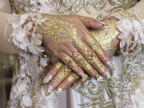 Gold Henna Designs, Simple Hand Henna, Henna Pictures, Henna Images, Glitter Henna, White Henna Designs, Gold Henna, Henna Body Art, White Henna