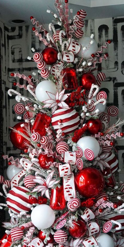 Diy Candy Cane Christmas Tree, Candy Cane Tree Theme, Candy Inspired Christmas Tree, Candy Cane Christmas Table Decorations, Candy Cane Lane Christmas Tree, Candy Cane Tablescape, Candy Cane Christmas Tree Theme Decorating Ideas, Peppermint Themed Christmas Tree, Candycane Christmas Trees