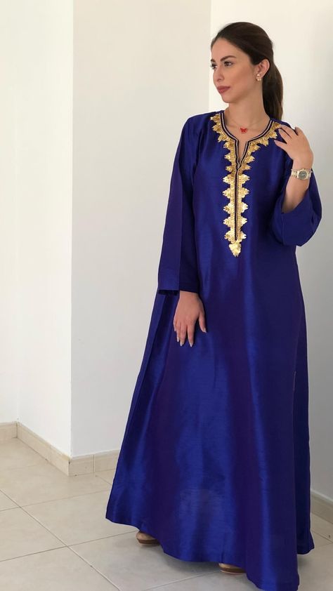 Vestidos de fiesta Lenin Dress, Kaftan Designs, Moroccan Fashion, Neck Embroidery, Mode Abaya, Classy Dress Outfits, Arab Fashion, فستان سهرة, Caftan Dress