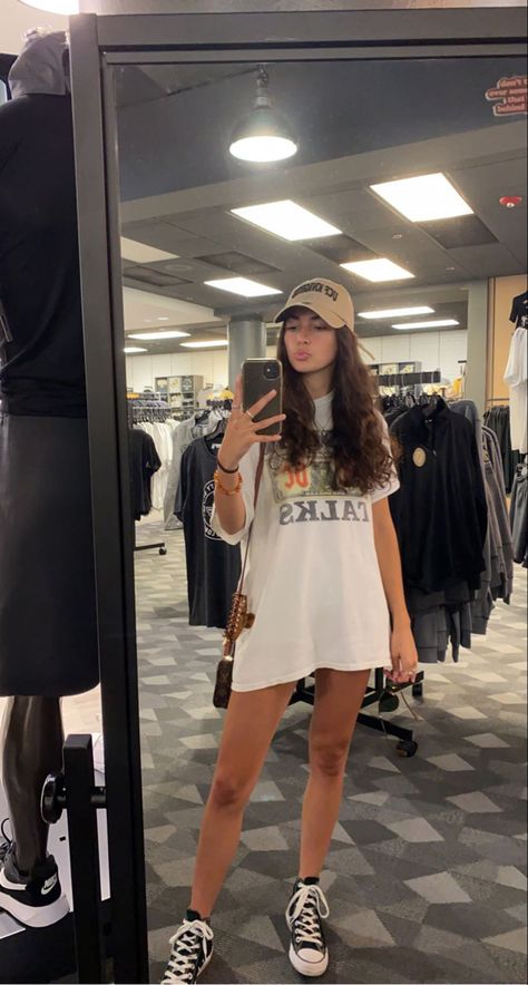 Oversized Summer Outfit, Trendy Converse, Converse Fits, High Top Converse Outfits, Shorts And Converse, Oversize Tshirt Outfits, Tee Shirt Outfit, Converse Outfits, Converse Outfit