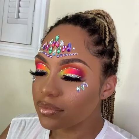 Carnival Makeup Crew on Instagram: “✨Stunning! Do you prefer this look WITH or WITHOUT gems? #LaborDay2019 #MiamiCarnival2019 ⠀⠀⠀⠀⠀⠀⠀⠀⠀ 💄: @flexmurdaa 🇺🇸👈🏾Follow the glam!…” Carnival Looks Makeup, Carnaval Makeup Ideas, Carnival Makeup Looks, Trinidad Carnival Makeup, Carnival Makeup Caribbean, Carnival Makeup Ideas, Caribana Makeup, Parade Makeup, Halloween Runway