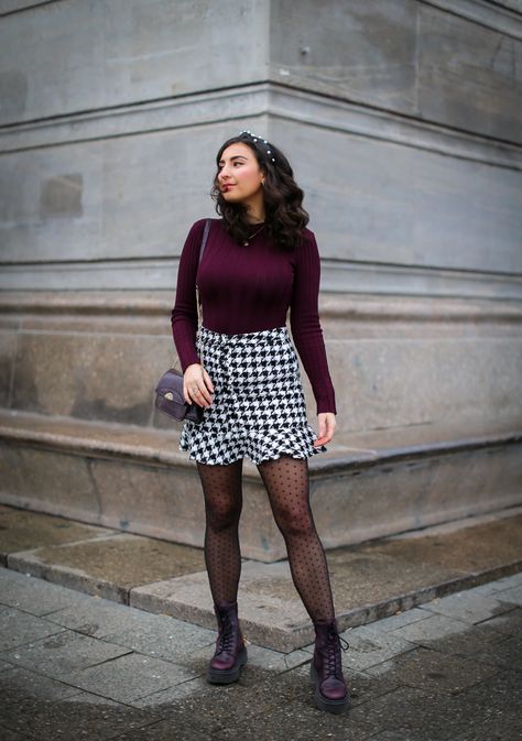 Houndstooth Mini Skirt Outfit Houndstooth Mini Skirt Outfit, Houndstooth Skirt Outfit, Ankle Boots Outfit Winter, Plateau Boots, Skirt Outfit Winter, Mini Skirt Outfit Winter, Preppy Style Spring, Houndstooth Mini Skirt, Berlin Food