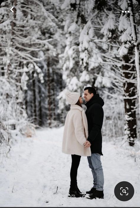 Outdoor Winter Couple Photoshoot, Couple Poses Winter, Snowy Couple Pictures, Couple Shooting Outdoor, Couple Session Photography, Boyfriend Photoshoot, Photography Boyfriend, Winter Couple Pictures, Couple Photography Winter