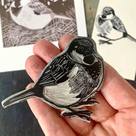 A couple of bird-in-hand throwbacks - one lino, one real! 💚 . . . . . . . . #throwbackthursday #birdinhand #linoblock #handcarvedstamp #sparrow #goldcrest #tinybird #linocut #reliefprintmaking #printmakersofinstagram #throwbackart Relief Printmaking, House Sparrow, Lino Art, Jr Art, Tiny Bird, Back Art, Small Birds, Lino Print, Wren