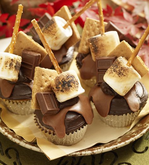 S'mores Campfire Cupcakes Campfire Cupcakes, S Mores Cupcakes, Cookies Cupcake, Nutella Cupcakes, Smores Cupcakes, Köstliche Desserts, Yummy Cupcakes, Cakepops, S Mores