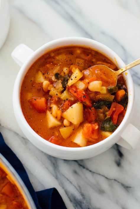 This vegan minestrone soup is delicious! (It\'s vegetarian if you top it with cheese.) It packs great for lunch! #vegetarian #soup #healthyrecipe #minestrone Classic Minestrone Soup Recipe, Vegetarian Minestrone Soup, Vegan Minestrone, Vegan Minestrone Soup, Lunch Vegetarian, Cookie And Kate, Minestrone Soup Recipe, Gluten Free Noodles, How To Cook Beans