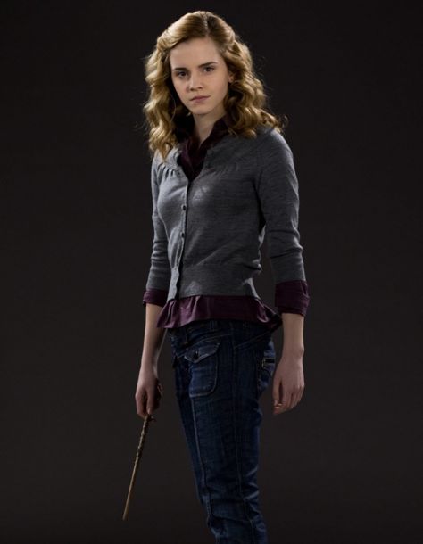 It was impossible for Hermione Granger to grow up to be anything other than a complete badass. Hermione Granger Outfits, Ron And Harry, Harry Potter Hermione Granger, Images Harry Potter, Ron And Hermione, Potter Facts, Harry Potter Hermione, Harry Potter Facts, Harry Potter Movies