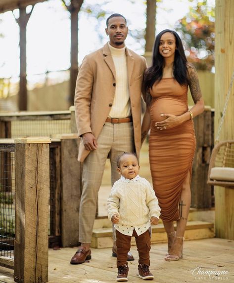 Fall Picture Outfit Ideas, Family Photo Outfits Black, Black Family Photoshoot, Men With Style, Picture Outfit Ideas, Family Portrait Outfits, Cute Family Pictures, Family Photoshoot Poses, Fall Family Photo Outfits