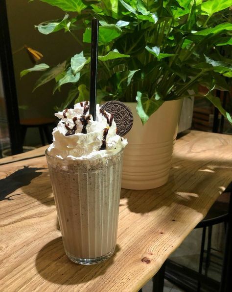 Oreo Shake Aesthetic, Cookies And Cream Milkshake Aesthetic, Milkshake Astethic, Oreo Milkshake Aesthetic, Chocolate Milkshake Aesthetic, Restaurant Milkshake, Milkshakes Aesthetic, Oreo Aesthetic, Oreo Drink