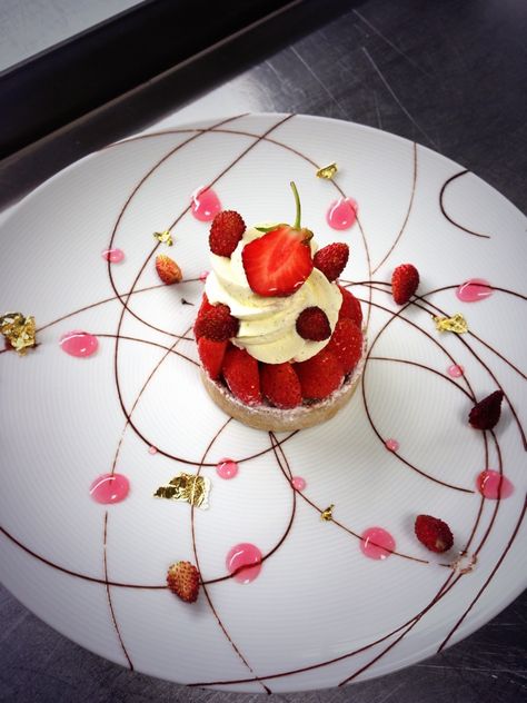 UAU♥ Patisserie Fine, Plate Presentation, Dessert Presentation, Dessert Plating, Low Carb Dessert, Beautiful Desserts, Fancy Desserts, White Plate, Plated Desserts