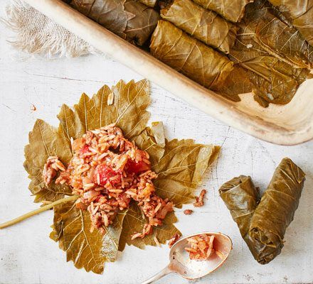 Stuffed vine leaves Greek Easter Dinner, Dolma Recipe, Recipes Family Dinner, Arabic Dishes, Stuffed Vine Leaves, Stuffed Grape Leaves, Spiced Beef, Empire Ottoman, Greek Easter