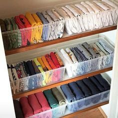 Konmari Method Organizing, Marie Kondo Organizing, Organized Closet, Clothes Closet Organization, Clothes Organization Diy, Kitchen Ideas Modern Luxury, Small Space Kitchen, Marie Kondo, Home Organisation