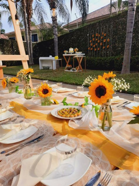 Yellow Party Aesthetic, Picnic Bday, Yellow Picnic, Yellow Birthday Parties, Picnic Theme, Beach Birthday Party, Yellow Party, Yellow Birthday, Picnic Ideas