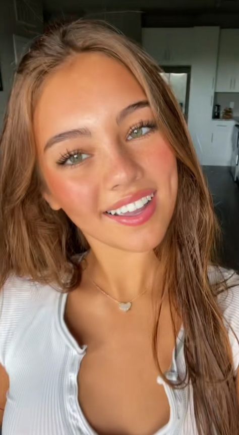 Sun Kissed Glow Makeup, Easy And Natural Makeup Looks, Hoco Makeup Glowy, Sun Kissed Makeup Look Natural, Dewy Makeup Tips, Beach Natural Makeup, Soft Simple Makeup, Easy Clean Makeup Looks, Private School Makeup