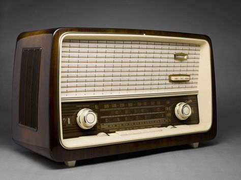 Decorar tu hogar con radios antiguas - https://www.decoora.com/decorar-hogar-radios-antiguas/ Old Radio, Radio Design, Retro Radios, Juke Box, Retro Radio, Shine The Light, Antique Radio, Old Radios, Retro Party