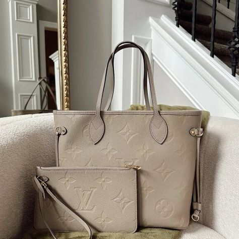 什識Louis Vuitton Empreinte Monogram Giant Neverfull MM Tourterelle Tote Louis Vuitton Empreinte, Gray Interior, Neverfull Mm, Interior Color, Exterior Colors, Vuitton Handbags, Colorful Interiors, Louis Vuitton, Monogram