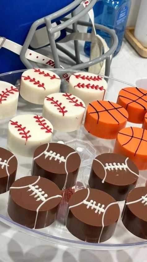 Football Treats Ideas, Thank You Cake Pops, Basketball Cake Pops How To Make, Football Baked Goods, Sports Ball Cupcakes, Football Treats For Party, Oreo Puck Ideas, Sports Cake Pops, Hockey Cake Pops