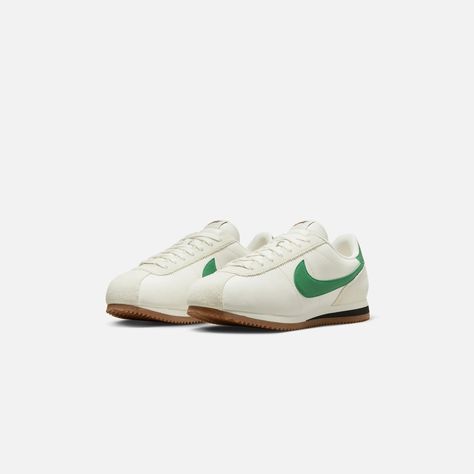 Nike Cortez Mens, Basket Noir, Nike Cortez, Black Sneakers, Black Accents, Nike Cortez Sneaker, Stylish Sneakers, Green Leather, Nike Logo