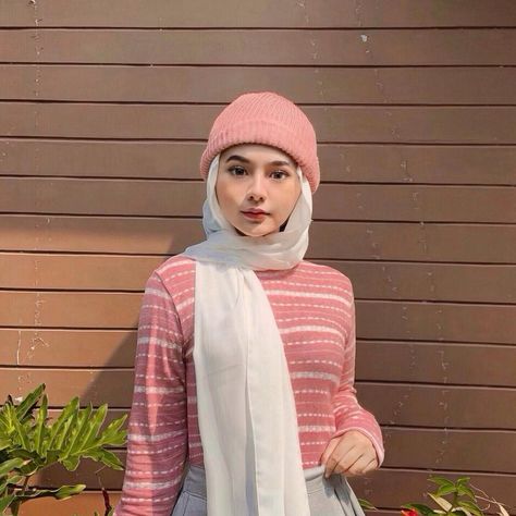 Hijab And Beanie Outfit, Hijab With Winter Hat, Beanie On Hijab, Hijab Beanie Outfit, Beanie Hijab Style, Hijab And Beanie, Hijabi With Beanie, Hijab With Hat Style, Hat With Hijab