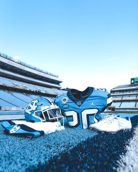 North Carolina Football Wallpaper, Unc Football Wallpaper, Blue Football Aesthetic, North Carolina Football, Cool Football Pictures, College Football Uniforms, Collage Football, Unc Football, Football Aesthetic