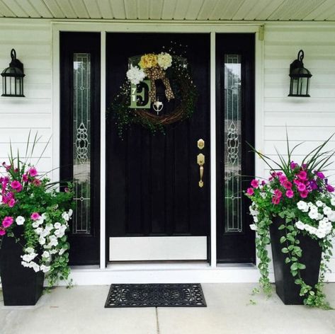 Front Door Planters, Veranda Design, Patio Container Gardening, Front Porch Flowers, Front Porch Planters, Porch Design Ideas, Door Planter, Porch Plants, Porch Flowers