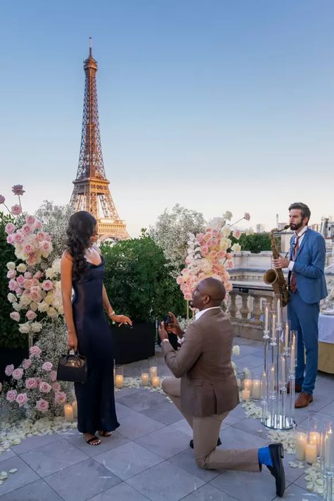 Proposal Ideas Simple, Paris Proposal, Dreamy Romance, Shangri La Paris, Paris Engagement Photos, Best Places To Propose, Proposal Photoshoot, Engagement Plan, Paris Couple