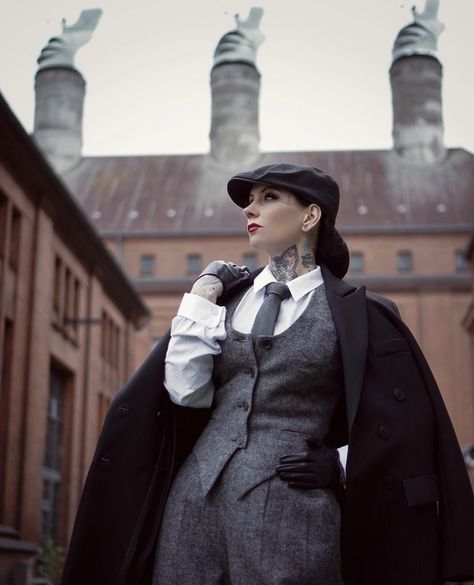 Dapper Style Women, Female Peaky Blinders, Peaky Blinders Girl Outfit, Female Mob Boss Aesthetic, Mafia Boss Woman, Female Gangster Outfit, Mob Boss Costume, 1920s Detective, Peaky Blinders Women Fashion