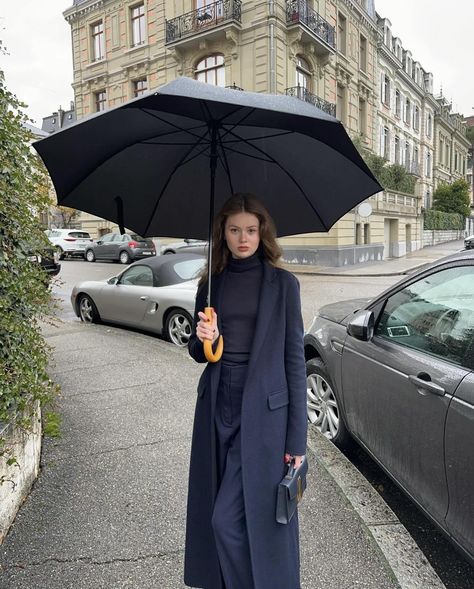 coat, turtleneck, clutch, umbrella, chic, simple Navy Blue Trousers Outfit, Female Office Outfits, Blue Trousers Outfit, Blue Cardigan Outfit, Blue Outfit Winter, Navy Blue Outfit, Old Money Fashion, Female Office, Money Fashion