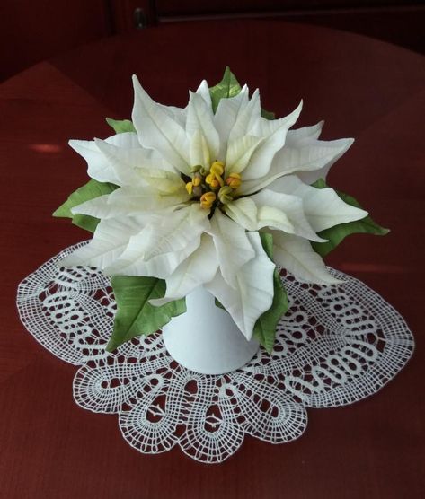 Gumpaste white poinsettia flower Floral Tutorials, White Fondant, Cake Floral, White Poinsettia, Fake Flower Arrangements, Ideas Navideñas, Flower Cakes, Porcelain Christmas Ornaments, Christmas Flower Arrangements