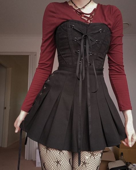 Corset Alternative Outfits, Corset Outfit Inspiration, Grunge Vampire Aesthetic Outfit, Dark Vampire Aesthetic Outfit, Grunge Outfits Corset, Vampire Ideas Outfits, Dark Vampire Outfits, Styling Red Skirt, Alternative Corset Outfit