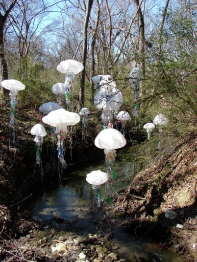 Recycle Sculpture, Jellyfish Art, Trash Art, Art Appliqué, Plastic Art, Whimsical Garden, Recycled Art, Sculpture Installation, Plastic Bags