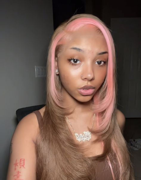 Pink Skunk Stripe Hair, Pinkish Blonde Hair, Pink Hair Dark Skin, Skunk Stripe, Pink Blonde Hair, Blonde Hair Transformations, Dyed Hair Inspiration, Pink Wig, Light Brown Hair