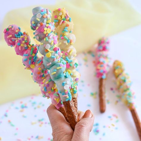 Sprinkle Pop on Instagram: “Spring Chocolate Caramel Pretzel Twists ⠀⠀⠀⠀⠀⠀⠀⠀⠀ Caramel twisted around pretzel rods, dipped in chocolate, and then sprinkled with our…” Pretzel Rods Dipped, Chocolate Covered Pretzels Recipe, Caramel Squares, Chocolate Pretzel Rods, Chocolate Dipped Pretzel Rods, Summer Sugar Cookies, Dipped Pretzel Rods, Chocolate Caramel Pretzels, Chocolate Covered Pretzel Rods