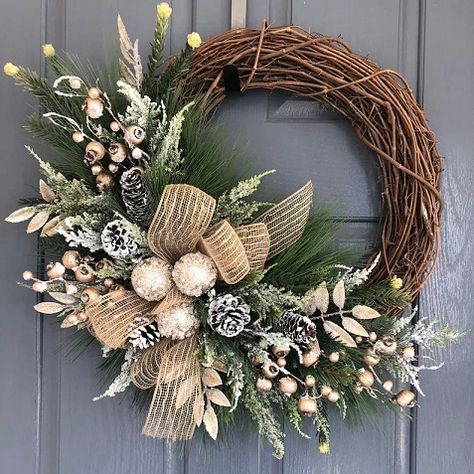 How To Make A Wire Wreath, Small Wreath Ideas, Wreath Inspiration, Floral Crafts, Christmas Destinations, Rustic Christmas Wreath, Small Wreaths, Christmas Door Wreaths, Wreaths And Garlands