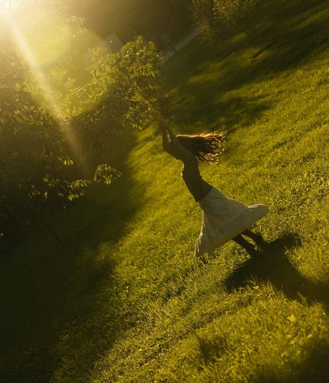 In the park with @katelyntraluch 🌼 State Park Photoshoot, Park Photo Ideas, Photoshoot Park, Park Shoot, Park Photoshoot, Film Shoot, Zilker Park, Field Photography, Park Photography