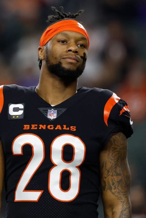 Joe Mixon: Controversy & Net Worth [2023 Update] - Players Bio Joe Mixon, Downtown Cincinnati, Nfl Football Players, Afc Championship, New Bicycle, Madden Nfl, Boomer Sooner, Black Hair Color, Football And Basketball