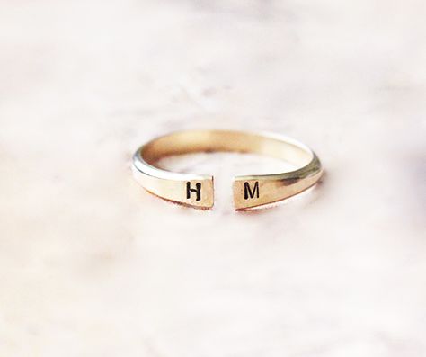 Creative Design By Thao Dainty Open Initial Ring // #Shopping H And M, Cadeau Photo, Gold Ring Designs, Customized Jewelry, Anniversary Jewelry, Bezel Set Diamond, Initial Ring, Rose Engagement Ring, Chain Choker Necklace