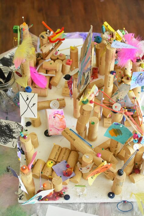 Have you ever wondered about the Reggio Approach to learning and how it works in the art studio? This is a great resource. Reggio Inspired Art, Kindergarten Reggio, Reggio Emilia Art, Reggio Atelier, Art Studio For Kids, Provocations Reggio, Reggio Children, Art Provocations, Atelier Ideas