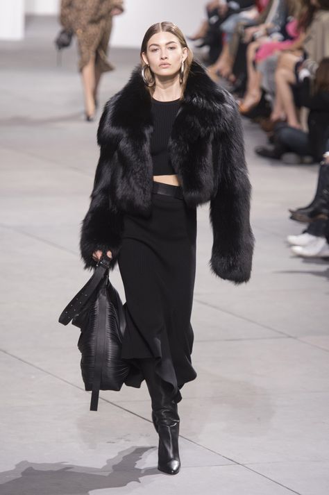 Michael Kors Fall 2017 Fur Coat Outfits, Fashion Week Looks, Fur Jacket Outfit, Black Fur Jacket, Fur Outfit, Fur Coat Outfit, Black Fur Coat, Michael Kors Fall, Fashion Week Outfit