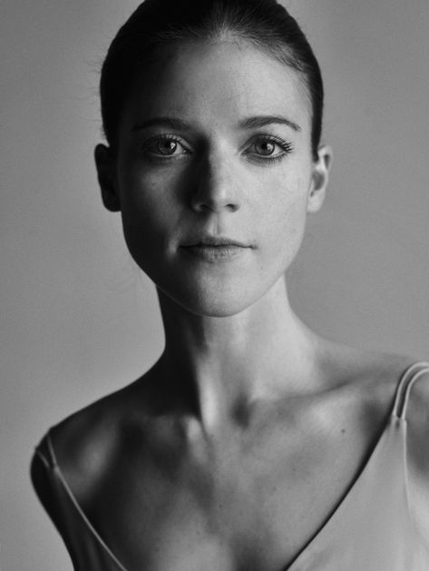 Image of Rose Leslie for MONROWE Magazine. Leslie Rose, Rose Leslie, Black And White Stars, Celebrity Updates, Black And White Photos, Ballerina Girl, Celeb Crushes, Foto Art, White Photos