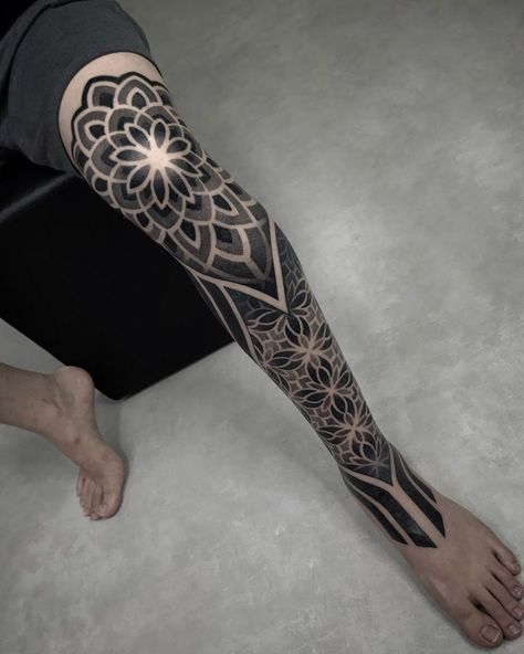 Dot Work Leg Tattoo, Knee Mandala Tattoos, Rose Gold Tattoo, Geometric Tattoo Leg, Dotwork Tattoo Mandala, Geometric Tattoo Sleeve Designs, Hyper Realistic Tattoo, Bunny Tattoos, Owl Tattoo Design