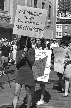 Zoom of a pic of a feminist protest. really like the placard Michael Townley, Feminism Photography, Protest Photography, Feminist Protest, Second Wave Feminism, Feminism Poster, Gcse Art Exam, 60s Vibe, Protest Posters