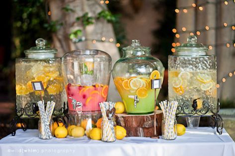 bebidas e comidas Reception Drink Station, Wedding Drink Station, Reception Drink, Party Drinks Alcohol, Wedding Party Table, Drink Station, Welcome Drink, Artistic Wedding, Wedding Drink