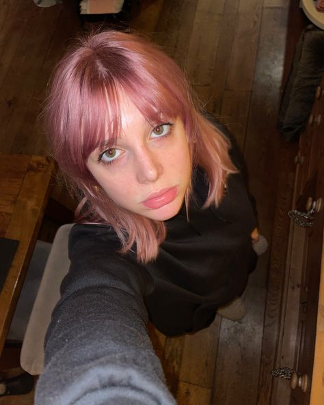 Pink hair girl taking selfie Light Pink Hair With Bangs, Pink Calico Hair, Pink Bangs Brown Hair, Short Pink Hair With Bangs, Pink Hair With Bangs, Pink Bangs, Blonde Highlights Short Hair, Hair Pic, Light Eyebrows