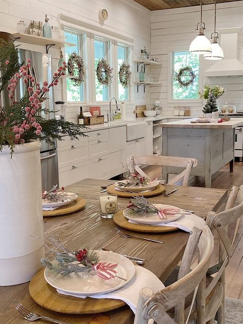 Today I am sharing decorating ideas for the holidays. This was my first year decorating our home in Waco for Christmas 100 Year Old Home, Place Settings Thanksgiving, Kitchen 2020, Christmas Apartment, Christmas Decorating Ideas, Holiday Table Settings, Old Home, Red Kitchen, Minimal Decor