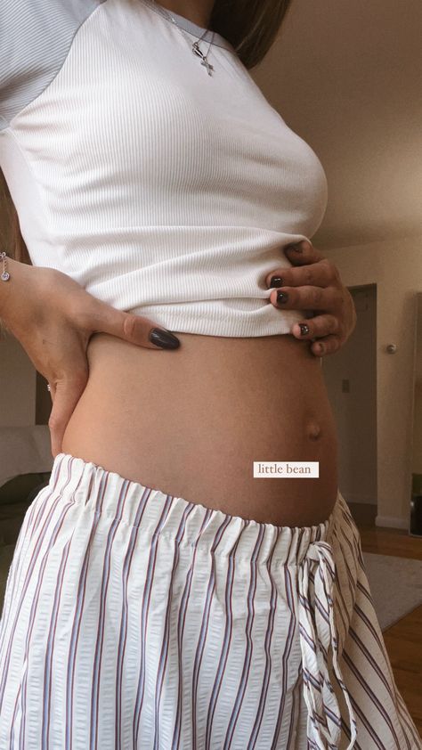 cute bump pic instagram story inspo Pregnant Bump Photos, 4 Months Pregnant Belly Outfits, Pregnant Small Bump, Pictures To Take While Pregnant, Pregnancy Bump Aesthetic, Pregnant Instagram Story, Two Months Pregnant Bump, Small Baby Bump Aesthetic, Early Pregnancy Aesthetic