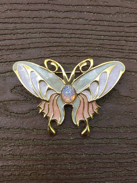 Vintage Enamel Pins, Butterfly Pinning, Pinned Butterfly, Jewelry Butterfly, Elven Jewelry, Jewelry Illustration, Jewelry Design Drawing, School Jewelry, Butterfly Pin